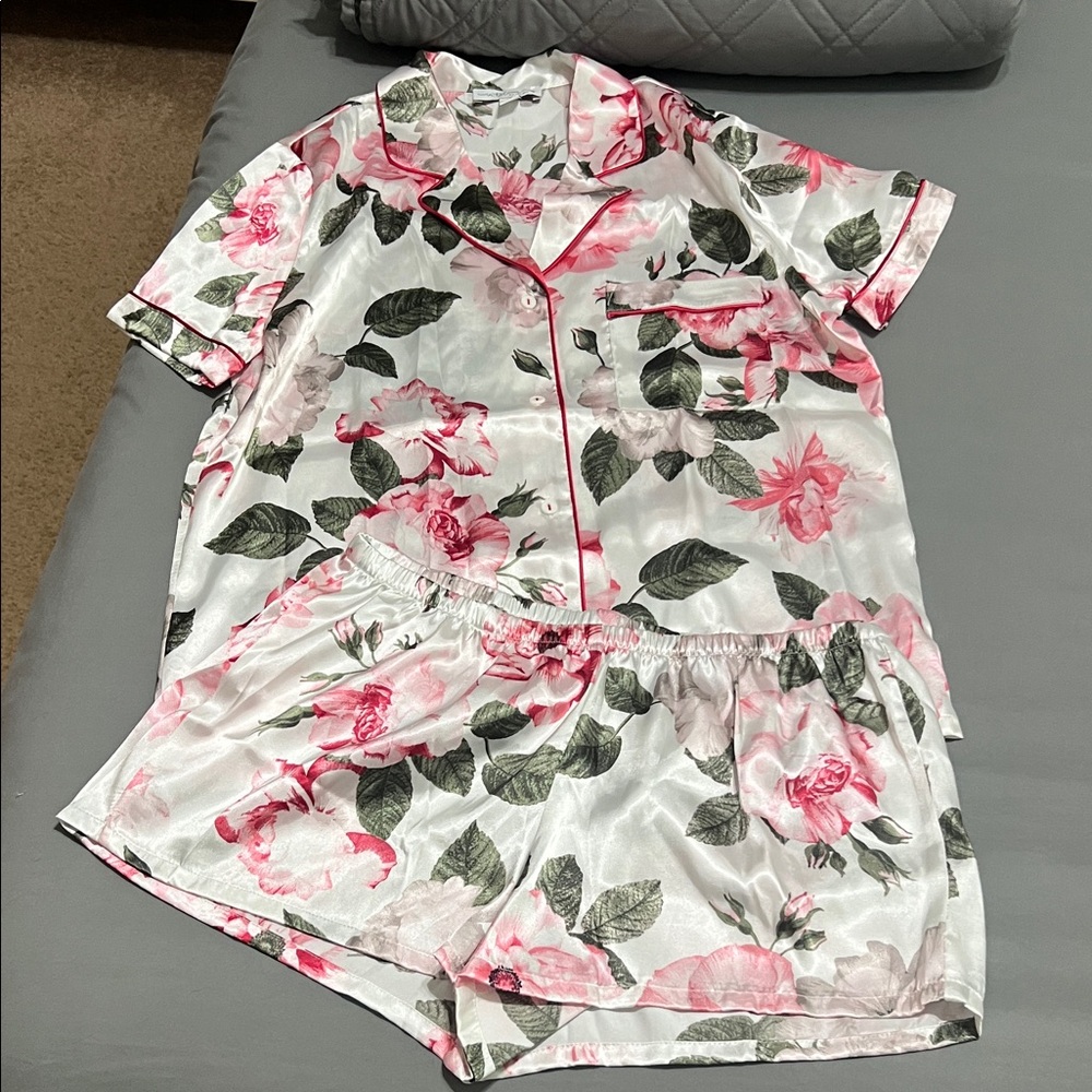 UNAVAILABLE SOLD ON VINTED: Floral Satin Short Pajama Set - Pink & Green